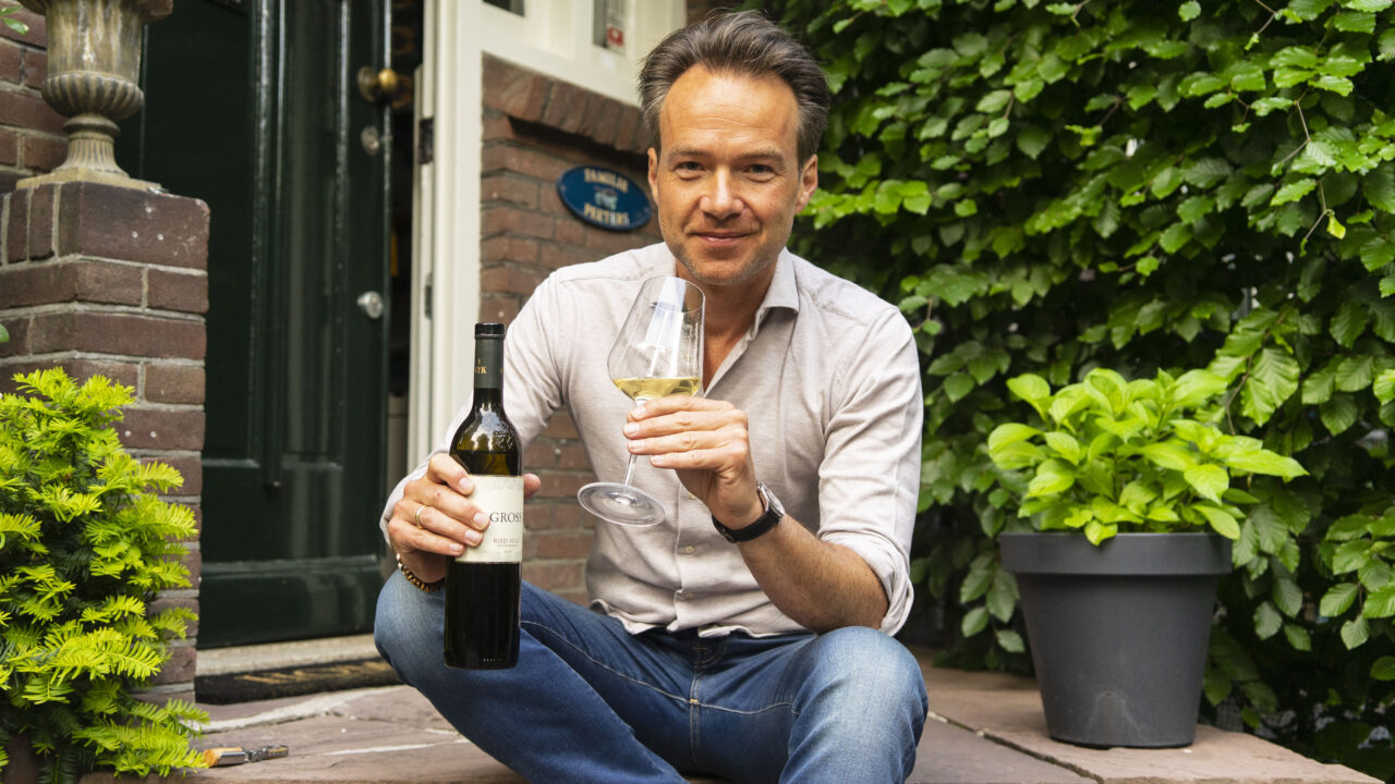 //winemugs.com/wp-content/uploads/2020/05/Antoin_Peeters_klare_wijn_rtl_nieuws_WMG04553-1280x720.jpg