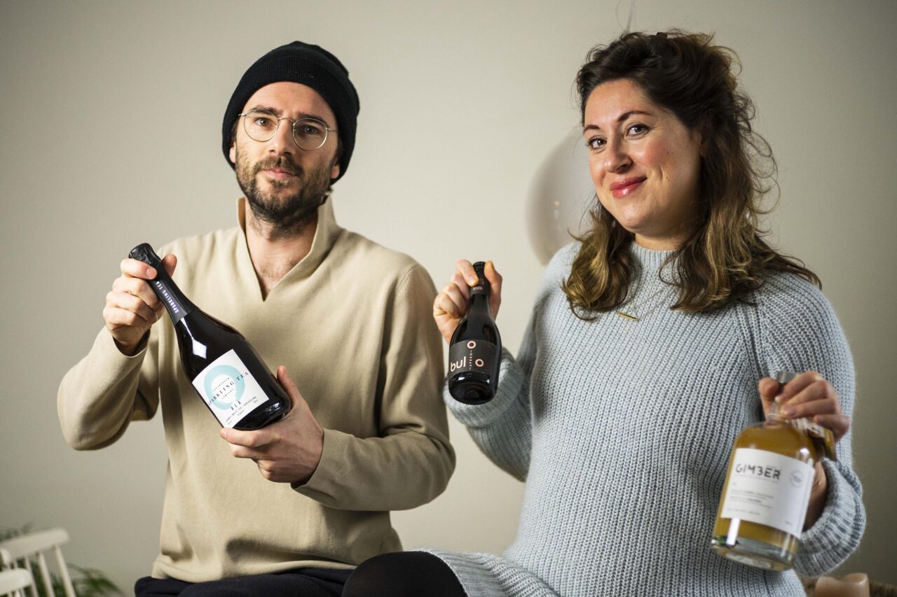 https://winemugs.com/wp-content/uploads/2020/12/winemugs_gimber_bla_bulo_copenhagen_sparklingtea_alcoholfree-1280x853.jpg